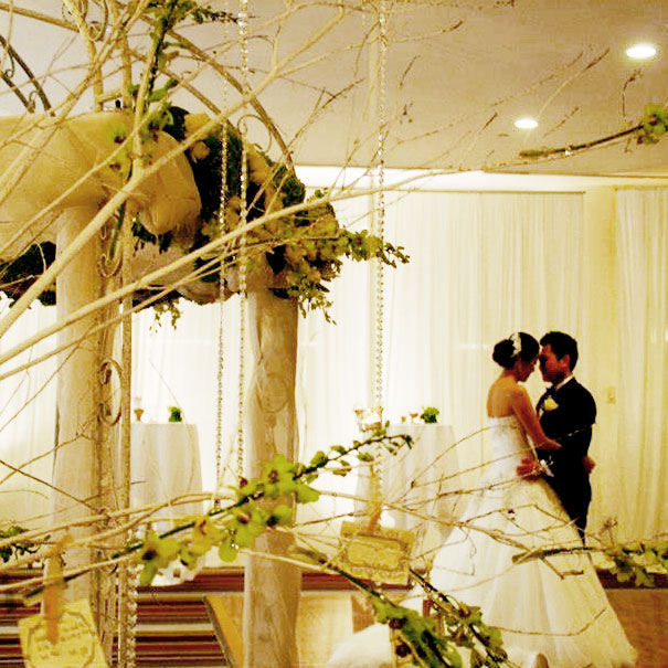 Elegant White Wedding of Darren & Julie